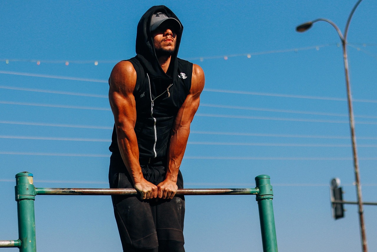 Pratiquant en appui au-dessus d'une barre de traction extérieure, le dégagement nécessaire pour le muscle-up