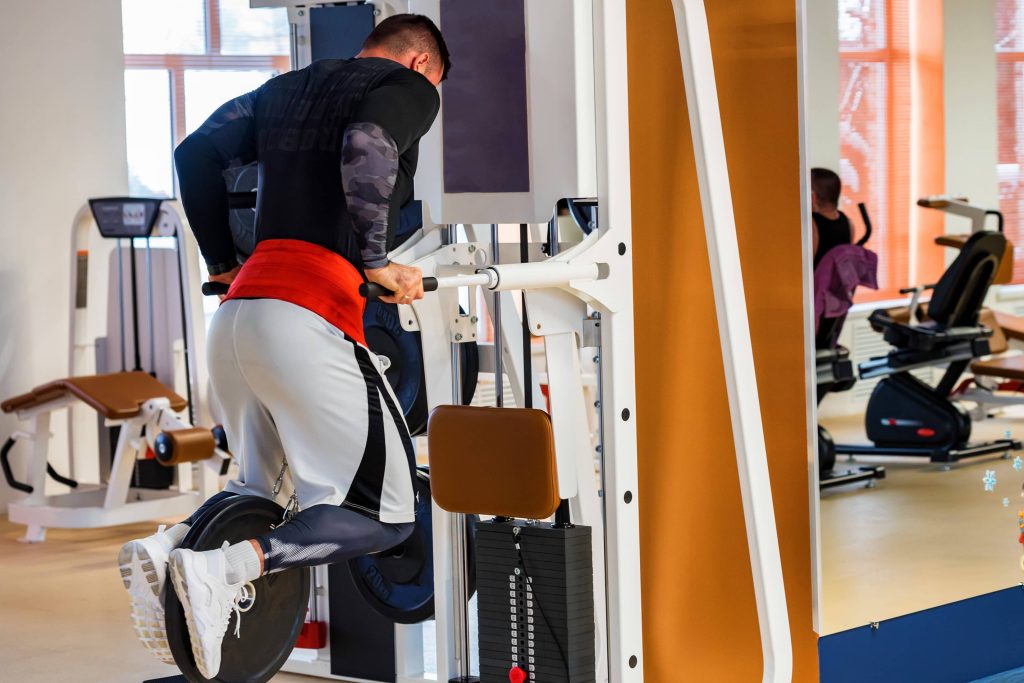 Dips lestés, l'un des meilleurs mouvements pour prendre des bras au poids du corps